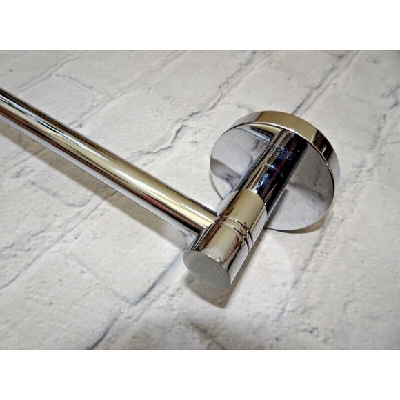 Grohe Essentials 32" Towel Bar, Starlight Chrome - Picture 7 of 10